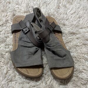 Chic Gray Women's Sandals with Buckle Detail